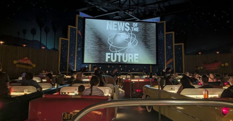 This ’50s-Style Diner In Florida Lets You Dine In Car-Shaped Booths While Retro Movies Play