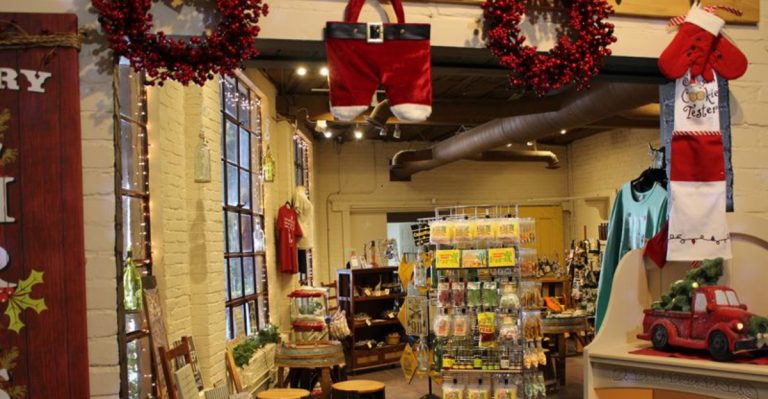 This Arizona Christmas Shop Keeps The Holiday Spirit Alive All Year