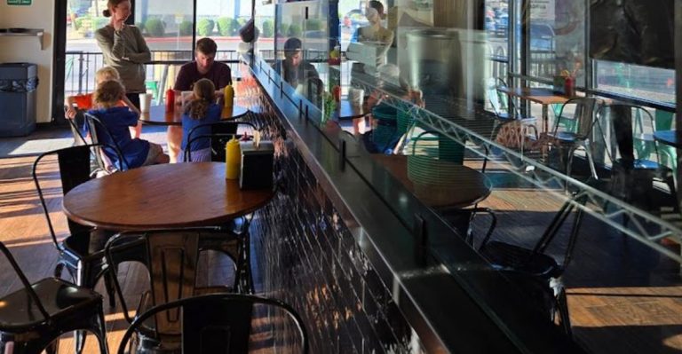 This Arizona Restaurant Has Cheeseburgers So Good, You’ll Drive Miles Just For A Bite