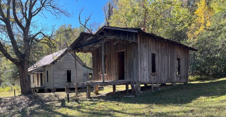 This Arkansas Ghost Town Hike Offers A Haunting History Lesson