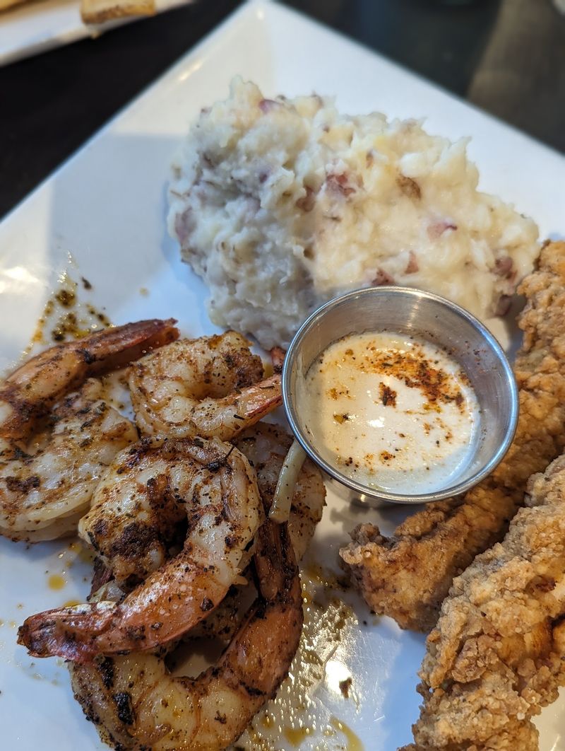 This Arkansas Lakefront Restaurant Serves Huge Portions Of Amazing Seafood