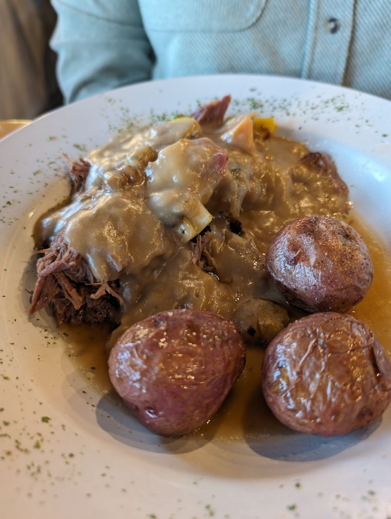 This Arkansas Lakefront Restaurant Serves Huge Portions Of Amazing Seafood