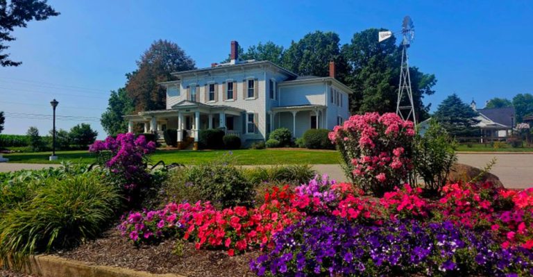 This Barn-Style Ohio Restaurant Turns Roast Beef Into A Road Trip Obsession