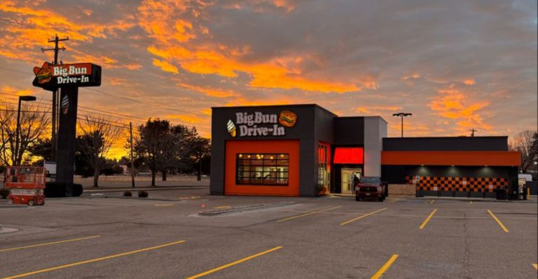 This Beloved Idaho Drive In Serves Burgers The Same Way It Has For Over Half A Century