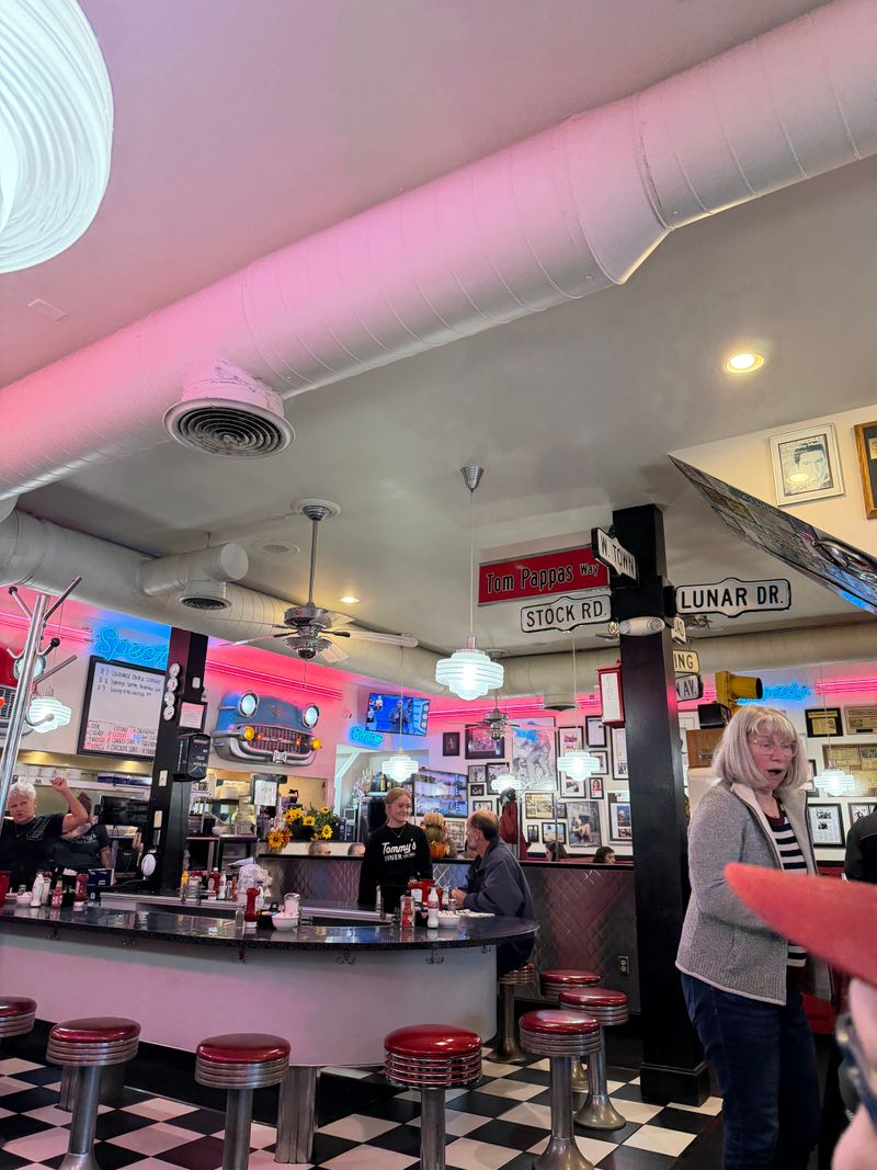 Tommy’s Diner - Hook And Local Signal