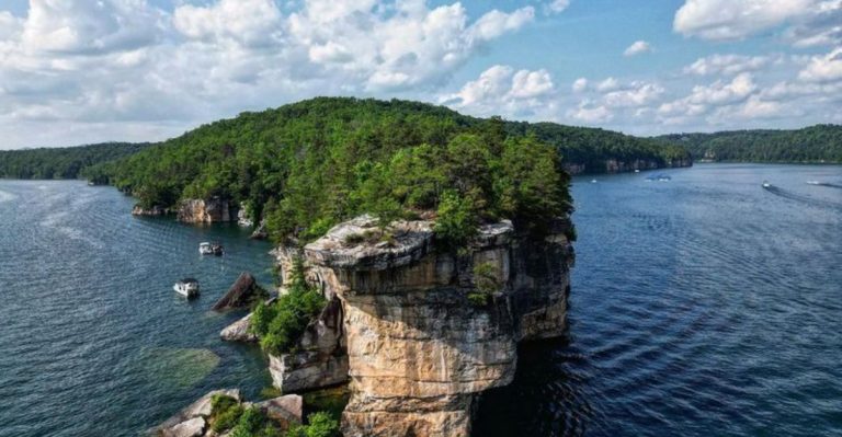 This Brilliant Blue West Virginia Lake Is Becoming One Of The State’s Most Beautiful Outdoor Escapes