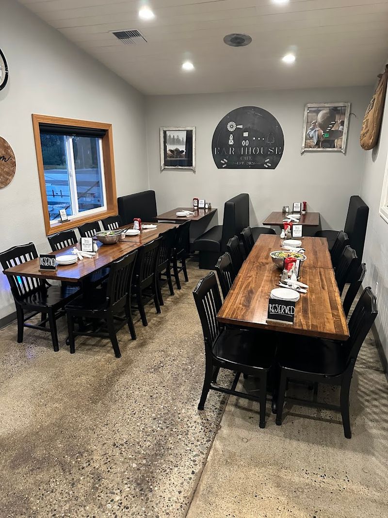 The Cozy Farmhouse Atmosphere That Sets The Mood