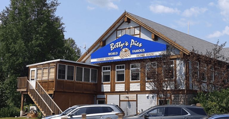 This Charming Minnesota Bakery Serves Strawberry Rhubarb Pie That’s Hard To Beat