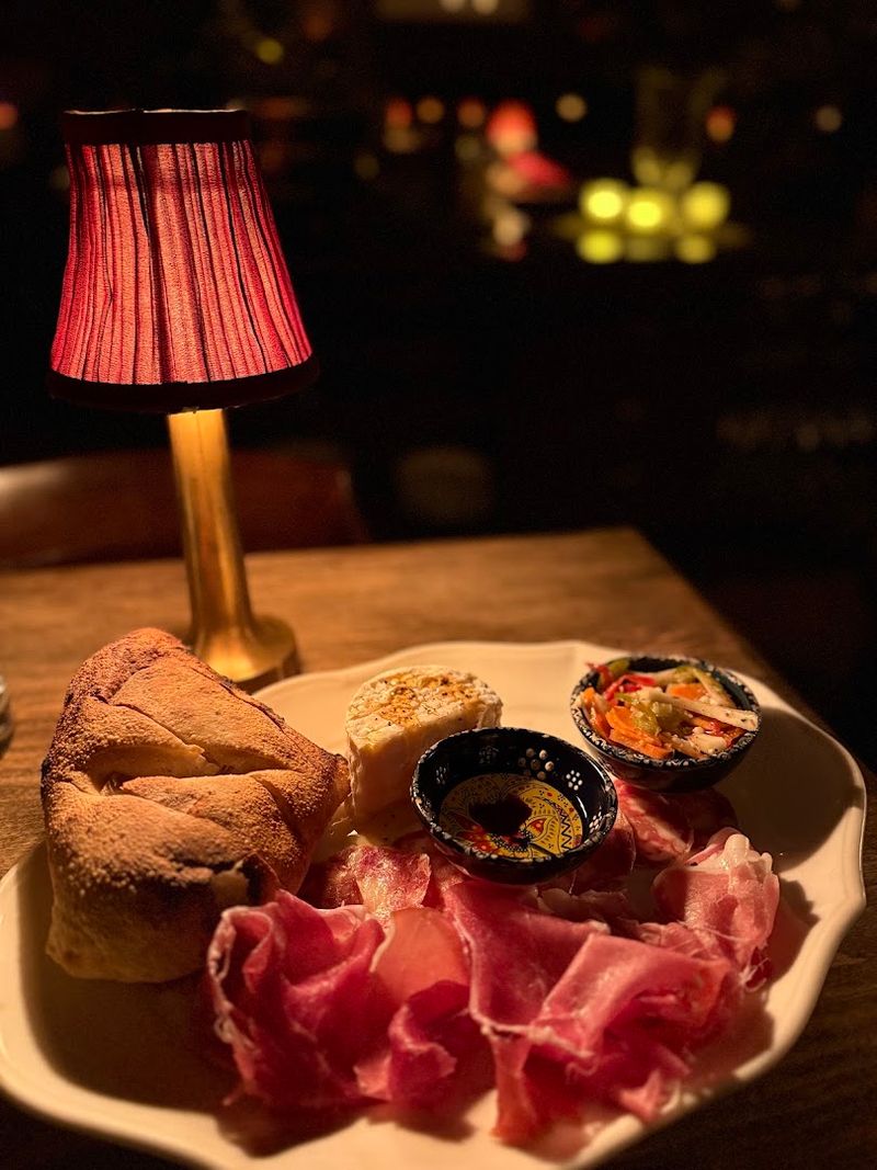 This Chicago Italian Restaurant Is So Popular A Wait Almost Feels Inevitable