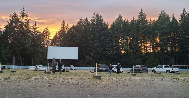 This Classic Drive-In Theater In Washington Still Shows Movies Under The Stars