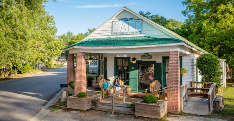 This Classic Georgia Roadside Café Serves Comfort Plates That Haven’t Changed In Years