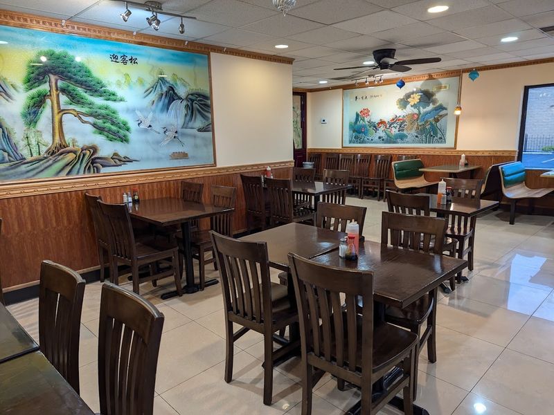 Clean, Warm Atmosphere For Comfortable Dining