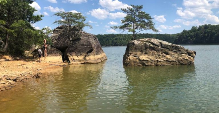 This Clear-Water Kentucky Lake Feels Hidden Deep Inside Daniel Boone National Forest