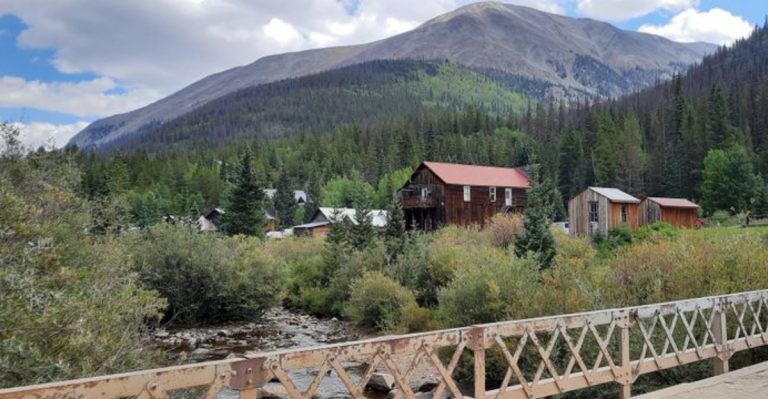 This Colorado Ghost Town Hike Winds Through Eerie, Beautiful Mountain Ruins