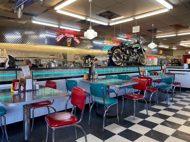 A Diner Built Around Car Culture and Chrome-Era Nostalgia