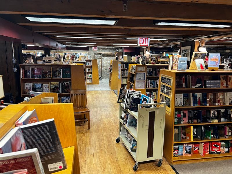 This Cozy Illinois Bookstore Is The Kind Of Place Readers Never Want To Leave