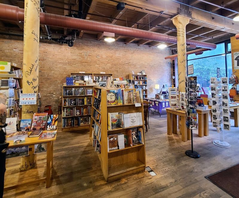 This Cozy Illinois Bookstore Is The Kind Of Place Readers Never Want To Leave