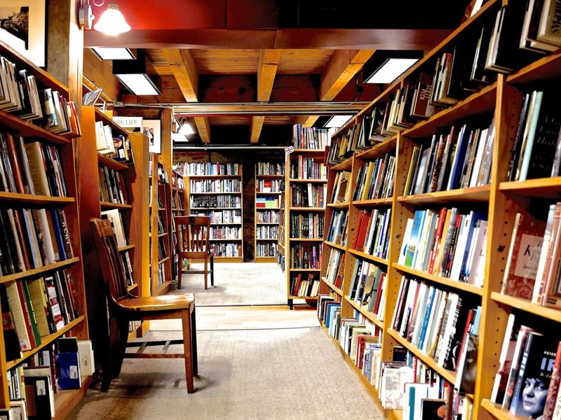 This Cozy Illinois Bookstore Is The Kind Of Place Readers Never Want To Leave