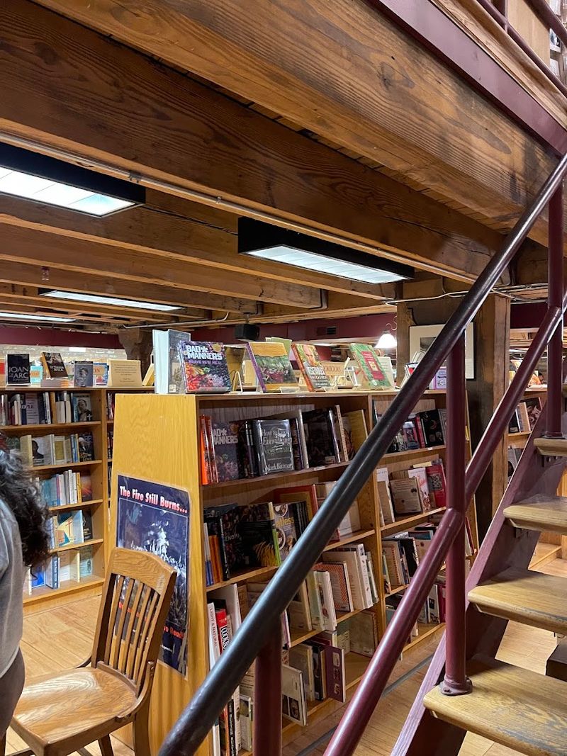 This Cozy Illinois Bookstore Is The Kind Of Place Readers Never Want To Leave