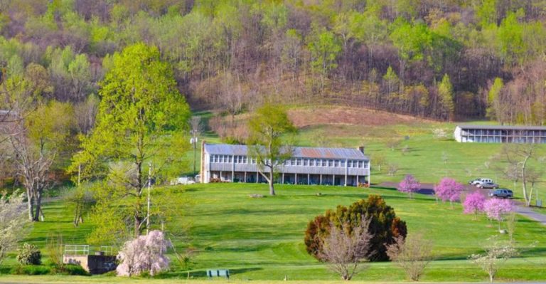 This Cozy Virginia Lodge Restaurant Is The Perfect April Getaway