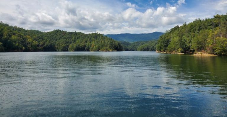 This Crystal-Clear South Carolina Lake Looks Almost Too Beautiful To Be Real