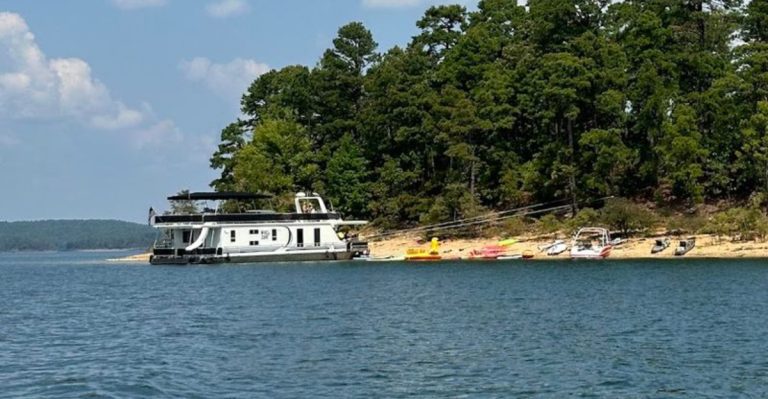 This Epic Houseboat Adventure In Arkansas Is The Ultimate Lake Escape