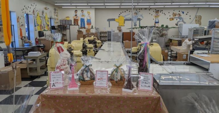 This Factory Tour In Arizona Makes For A Surprisingly Cool Day Trip This June