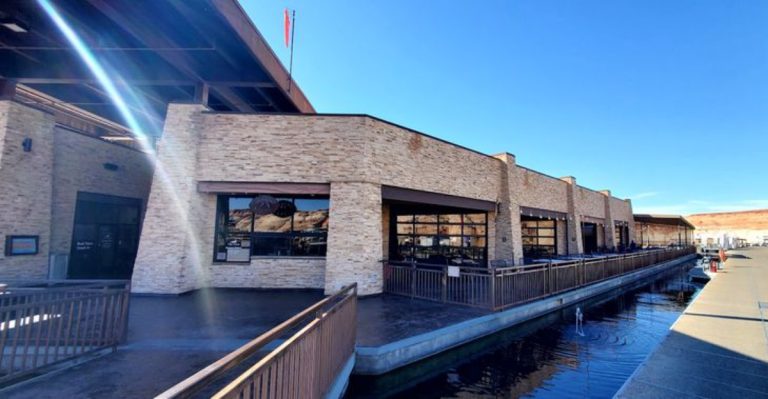 This Floating Arizona Restaurant Makes Summer Dinner Feel Like A Lake Vacation