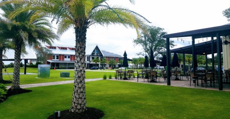 This Florida Lakeside Restaurant Is A Perfect Springtime Stop