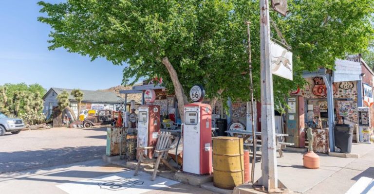This Funky Roadside Stop In Arizona Brings Back Route 66’s Glory Days