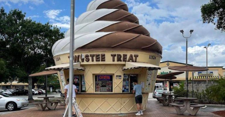 This Giant Ice Cream Cone Shop In Florida Is Impossible To Drive Past