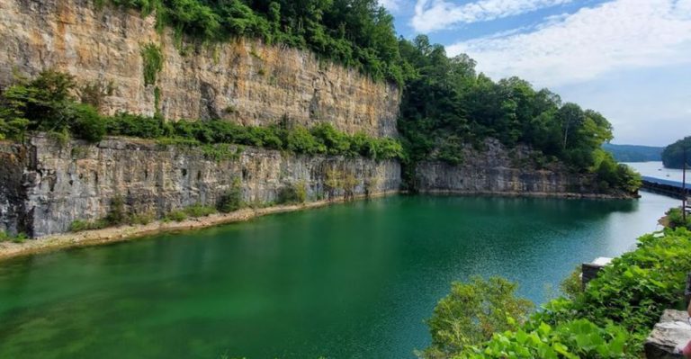 This Gorgeous Lake Beach In Tennessee Feels Like A Caribbean Getaway
