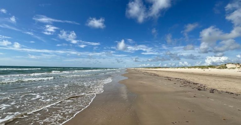 This Hawaiian-Looking Beach In Texas Is A Hidden Gem Worth Visiting