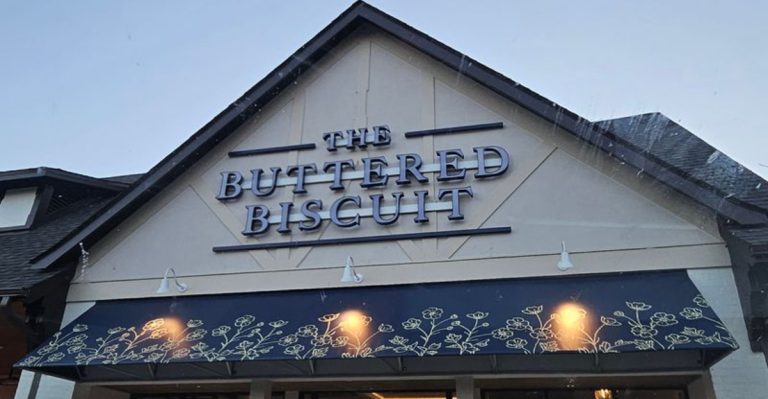 This Hidden Arkansas Breakfast Spot Fully Lives Up To Its Biscuits And Gravy Fame