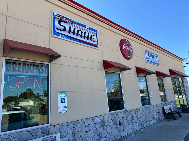 A Roadside Burger Counter That Most Travelers Drive Past