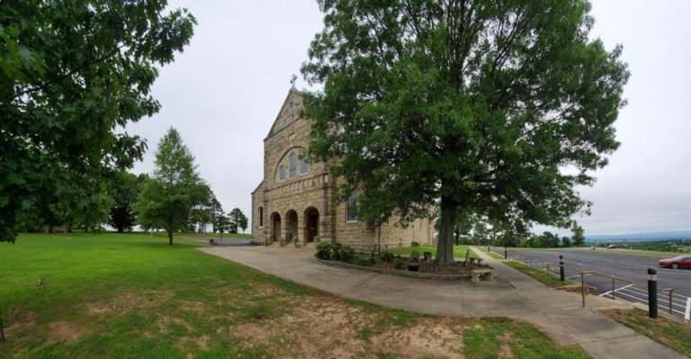 This Hidden Arkansas Town Offers Stunning Views, Small-Town Charm, And The Peaceful Pace You’ve Been Craving