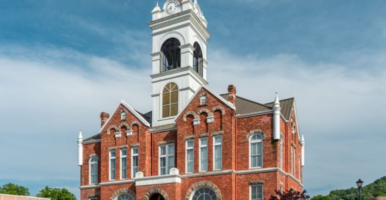 This Hidden Georgia Mountain Town Is So Scenic, You’ll Want To Stay All Weekend