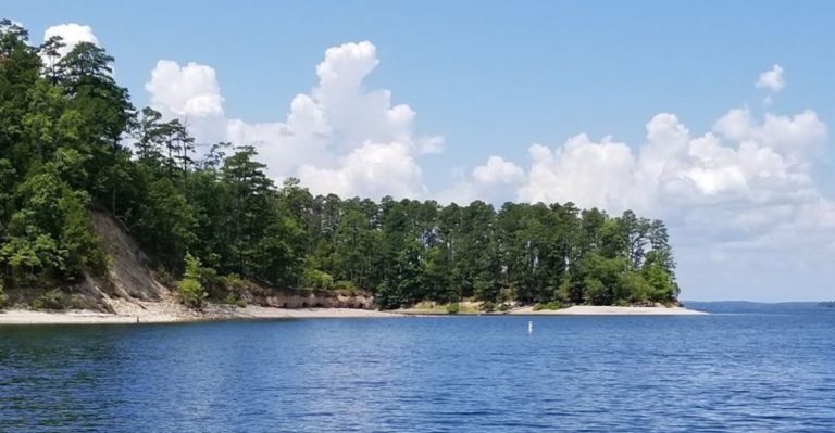 This Hidden Lakeside Village In Arkansas Feels Like The Peaceful Escape Everyone Needs