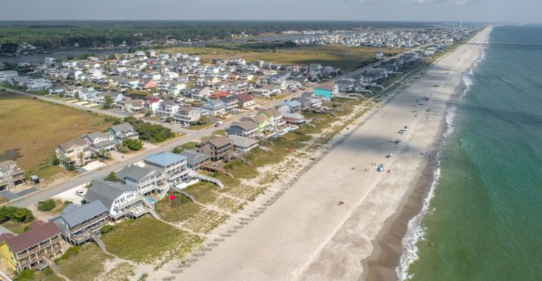 This Hidden North Carolina Shore Town Locals Keep To Themselves