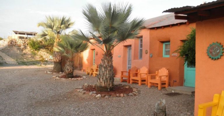 This Hidden Texas Desert Oasis Looks Like It Comes From Another Planet
