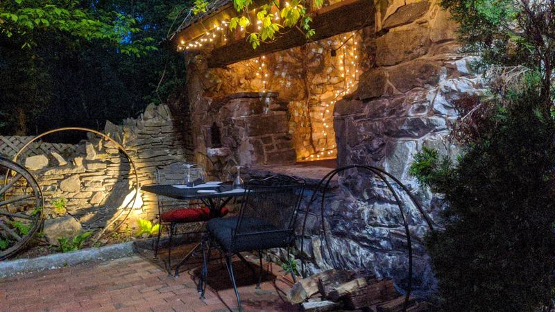 Fireside Tables Create Instagram-Worthy Romantic Moments