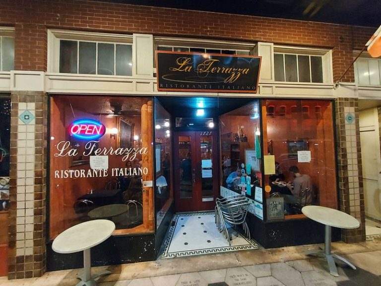 This Hole-In-The-Wall Florida Italian Eatery Serves Pasta And Cutlets ...