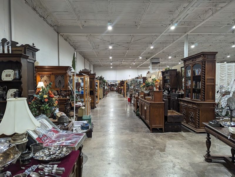90,000 Square Feet Of Pure Treasure Hunting