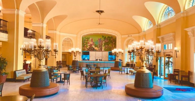 This Iconic Arkansas Hotel Feels Frozen In Another Era