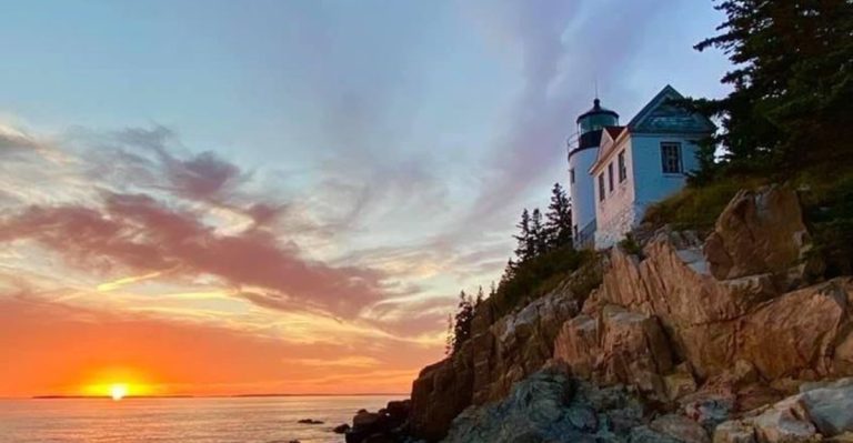 This Iconic Maine Lighthouse Looks Like A Postcard Brought To Life