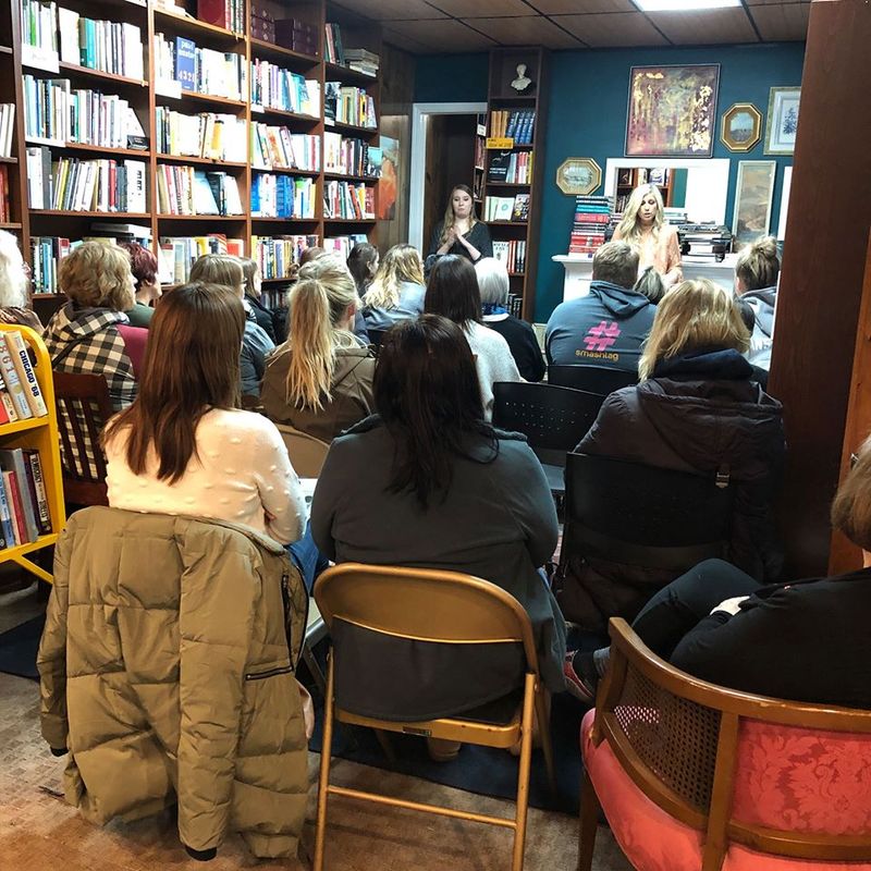 This Illinois Bookstore With A Resident Cat Was Made For A Rainy Summer Afternoon