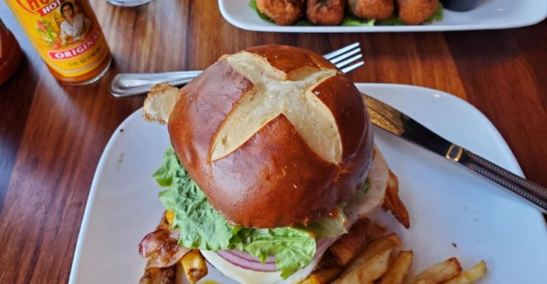 This Illinois Burger Spot Is So Loved, Locals Say It’s Worth Every Second Of The Wait