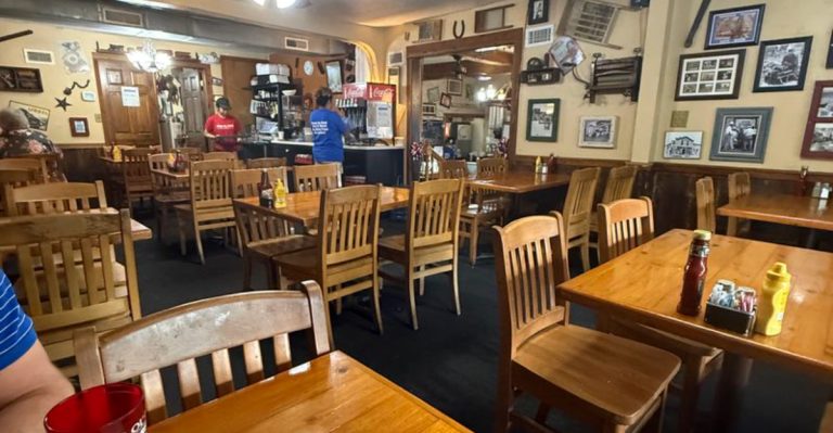 This Illinois Fried Chicken Joint Is So Iconic, Locals Say It Tastes Like Childhood