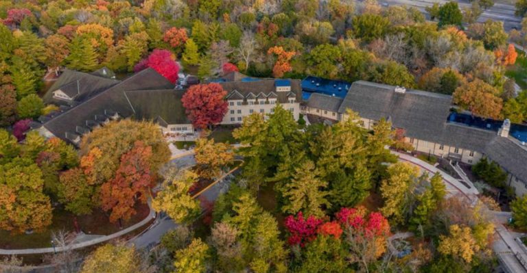 This Illinois Hotel Blends Rustic Charm With Breathtaking Natural Beauty