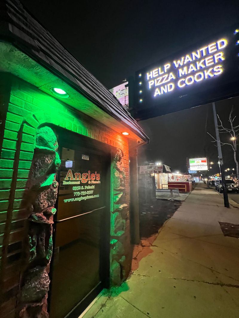 A Pizza-First Joint That Treats Lasagna Like a Headliner
